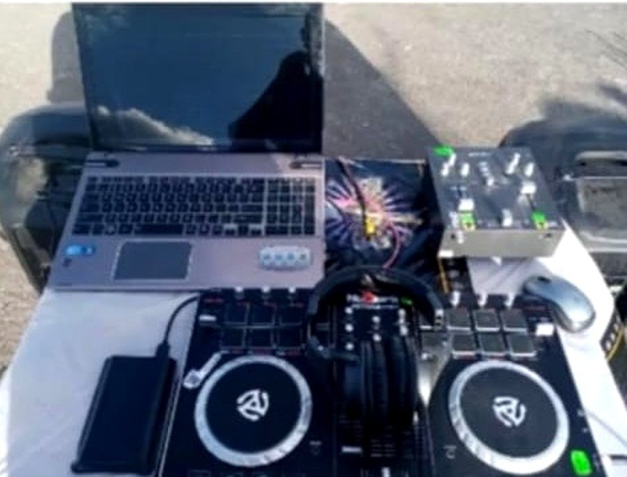 Equipo real de Fiestas en Video: controlador, mixer y laptop montados para un evento