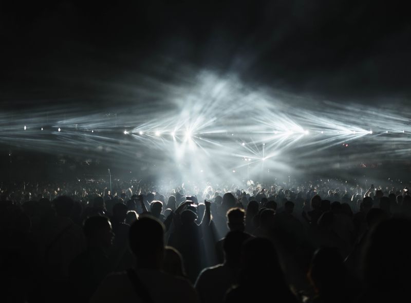 Haces de luz sobre el público durante un show