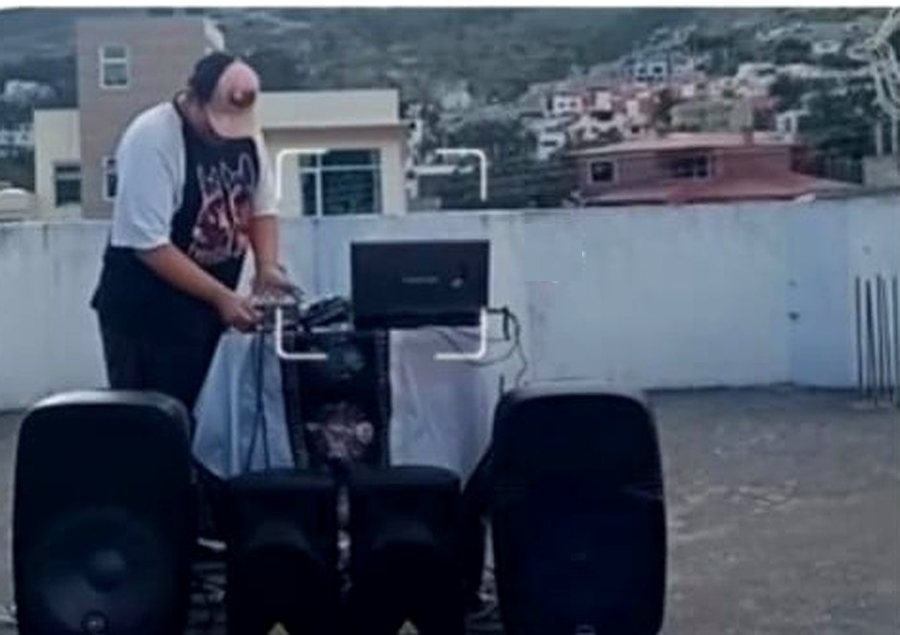 Montaje del equipo de sonido y cabina en una terraza antes del evento