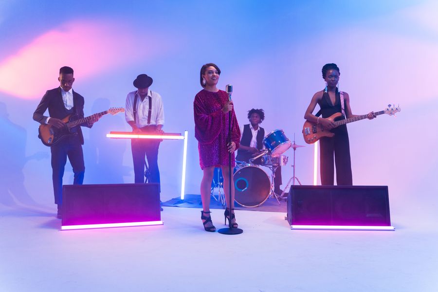 Banda tocando en vivo con luces neón en un evento